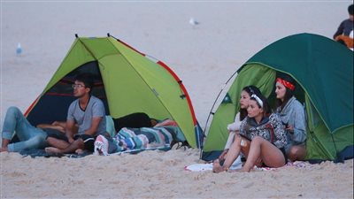 الأستراليون يستقبلون شمس أول أيام العام الجديد على الشواطئ (صور)