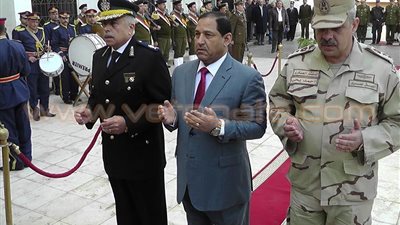 بالصور.. محافظ الغربية يضع إكليلا من الزهور على النصب التذكاري