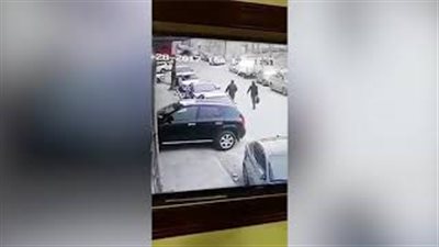 لحظة سرقة حقيبة مجوهرات من موظف بالشارع (فيديو)