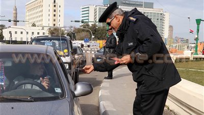 المرور يوزيع بوسترات «الشرطة في خدمة الشعب»