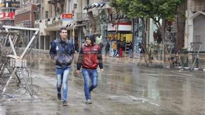 الأمطار تضرب المحافظات.. الأرصاد: استمرار الموجة القارسة حتى الخميس المقبل.. سقوط أمطار رعدية على السواحل الشمالية.. اضطراب في حركة الملاحة البحرية.. وتنصح بارتداء الملابس الثقيلة والقيادة الهادئة