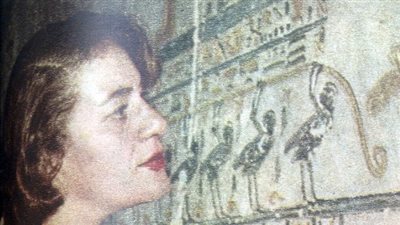 صورة تذكارية لسائحة داخل مقبرة توت عنخ آمون