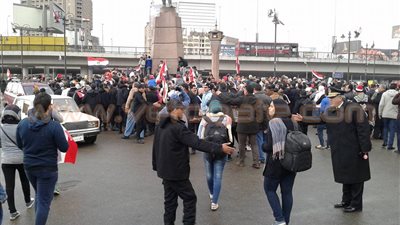 المحتفلون بعيد الشرطة في «التحرير» لقوات الأمن: «مش هنمشي»