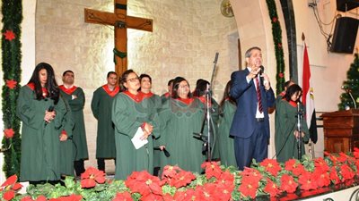 محافظ سوهاج يزور الكنيسة الإنجيلية لتهنئة الأقباط (صور)