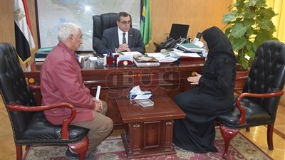 محافظ الفيوم يستقبل أسرة شهيد الحادث الإرهابي بسيناء