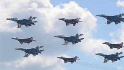 طائرات روسية تلقى مساعدات غذائية لأحياء يحاصرها «داعش» بدير الزور