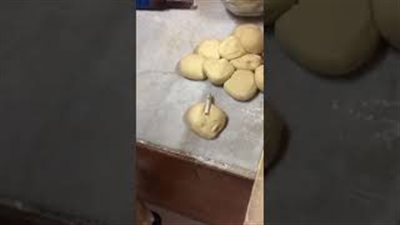 خباز يضع سيجارة على العجين يثير غضب السعوديين (فيديو)
