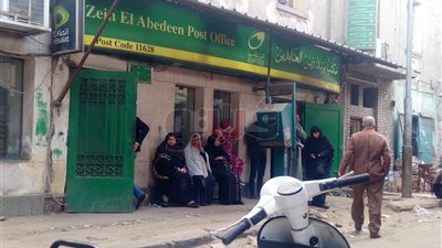 زحام أمام ماكينات سحب المعاشات في مكتب بريد السيدة زينب (صور)