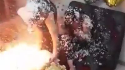 لحظة اشتعال النيران في فتاتين أثناء احتفالهما بالعام الجديد (فيديو)