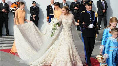 أول أميرة ترتدي فستانا عصريا في حفل زفافها (صور)