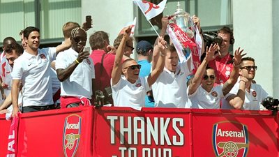 بالصور.. لاعبو «أرسنال» يحتفلون بالكأس مع الجماهير بـ