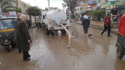 رئيس مدينة الحامول تترأس حملة لكسح مياه الأمطار بالشوارع (صور)