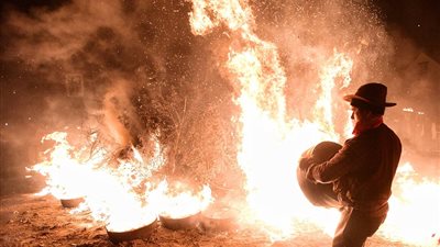 رجال يحملون النيران في أغرب تقليد للاحتفال بالعام الجديد (صور)