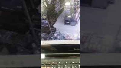 رد فعل زبون لحظة اقتحام لصين صيدلية (فيديو)