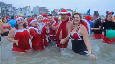 سكان أوروبا يستقبلون أول أيام 2018 بالسباحة في المياه البادرة (صور)