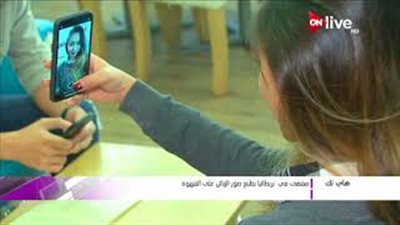 أول مقهى في بريطانيا يطبع صور الزبائن على القهوة (فيديو)