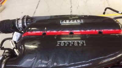 تاجر أمريكي يعرض محرك سيارة فيراري للبيع (صور)