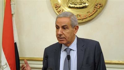وزير التجارة والصناعة يصل مطار القاهرة بعد زيارته للإمارات