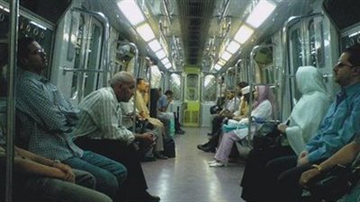إذاعة «المترو» تتجاهل تحذير الركاب بغلق «السادات» وتروج للكارت الذكي