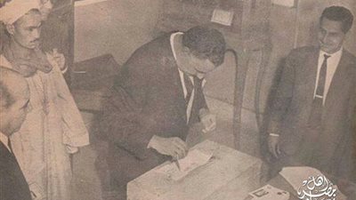 صورة نادرة لـ«عبد الناصر» يدلي بصوته في استفتاء 1965