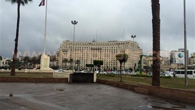 بالفيديو والصور.. الأمطار تغسل ميدان التحرير