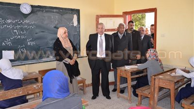 بالصور.. محافظ الإسماعيلية يتفقد لجان امتحانات الشهادة الإعدادية