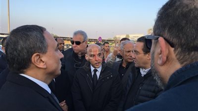 نقيب الصحفيين وكرم جبر يصلان المطار لاستقبال جثمان إبراهيم نافع (صور)