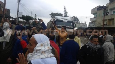 بالصور.. شلل مروري في البحيرة بعد العثور على جسم غريب