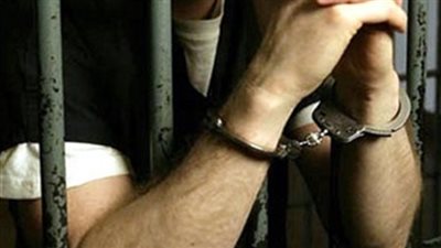 مطلوب جنائيًا يزوّر قرارًا من وزارة العدل بتعيين ربة منزل في محكمة