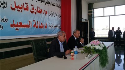وزير الصناعة يسلم 28 رخصة جديدة للمستثمرين في قنا (فيديو )