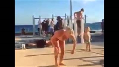 بالفيديو.. فتاة تستعرض قدراتها الرياضية المدهشة على البحر