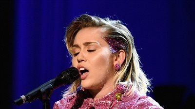 وودي آلن يختار «مايلي سايرس» لمسلسله التليفزيوني