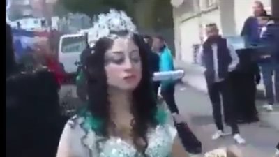 فستان عروس يشعل مواقع التواصل بسبب ألوانه(فيديو)
