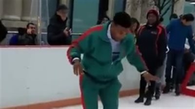 شاب يتعرض لموقف محرج أثناء التزلج على الجليد (فيديو)