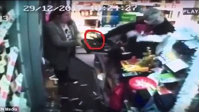 لص يروع امرأة تعمل بمتجر بغرض السرقة (فيديو وصور)