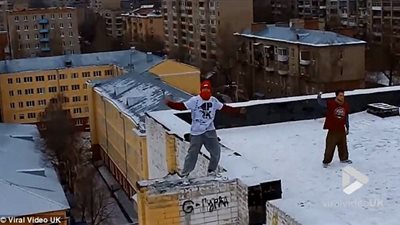 متهور يخاطر بحياته أعلى سطح جليدي أملس (فيديو وصور)