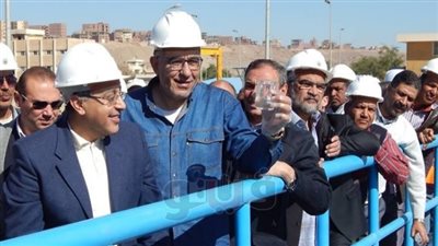 القائم بأعمال رئيس الوزراء يفحص كوب مياه من محطات كيما بأسوان (فيديو)