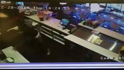 صاحب مقهى يتحدى لصا مسلحا ويتغلب عليه (فيديو وصور)