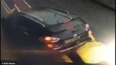 لحظة إطاحة سيارة رياضية بأخرى بها ثلاثة أطفال (فيديو وصور)