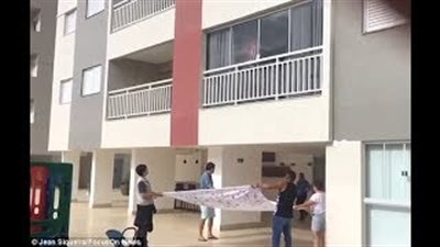 إنقاذ كلب معلق بطابق مرتفع بطريقة طريفة (فيديو وصور)