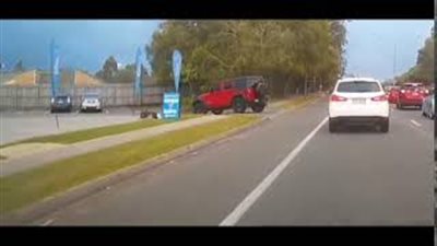 سيارة تطيح بدراجة تسير بممر المشاة (فيديو وصور)