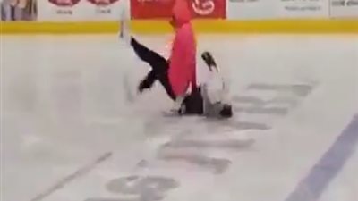 أشخاص يتعرضون لسقطات مروعة على الجليد (فيديو)