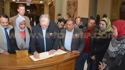 بالصور.. الأمير هنريك زوج ملكة الدنمارك يزور المتحف المصري
