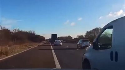 لحظة اصطدام شاحنة مسرعة بجانب الطريق (فيديو وصور)