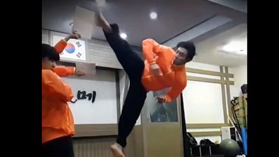 قدرات خارقة لرجل تشعل «فيس بوك» (فيديو)