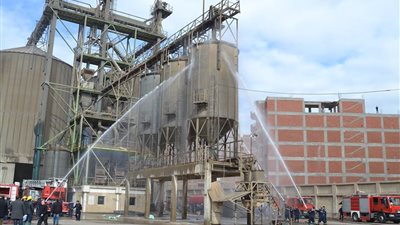 الحماية المدنية تنتهي من أعمال تبريد صومعة القمح في طنطا (صور)