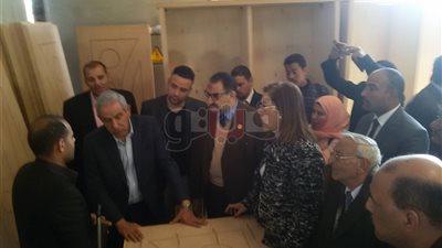 وزيرا الصناعة والتخطيط يفتتحان مصنع الأخشاب في قنا (صور)