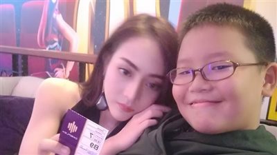 طفل يقدم هدية «أيفون إكس» لصديقته عارضة الأزياء (صور)