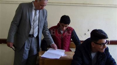 وكيل «تعليم دمياط» يتفقد لجان الامتحانات ويخصص زائرة صحية لكل مدرسة
