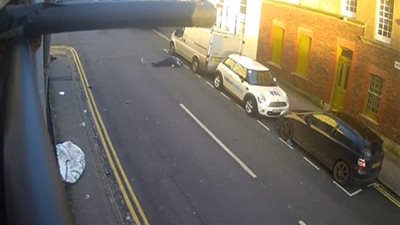 بالفيديو والصور.. سيارة تصدم رجل وتطيره في الهواء بارتفاع 40 قدما